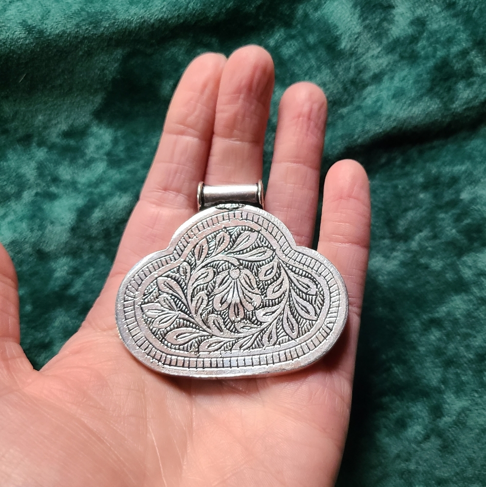 Engraved boho silver leaf pattern pendant